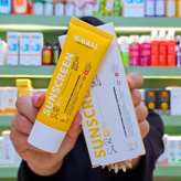 کرم ضد آفتاب بی رنگ سی گل با SPF60 مناسب انواع پوست حجم 50 میلی لیتر