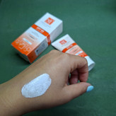 کرم ضد آفتاب مای مناسب پوست خشک و معمولی بی رنگ SPF60 حجم 50 میلی لیتر
