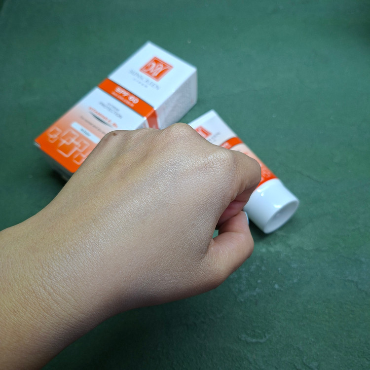 کرم ضد آفتاب مای مناسب پوست خشک و معمولی بی رنگ SPF60 حجم 50 میلی لیتر